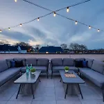 The Ireland - Rooftop City Views, 9 Mins To Broadway