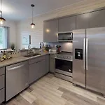 Great Location 1 Bedroom Sleeps 4