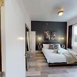 Great Location 1 Bedroom Sleeps 4