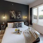 Great Location 1 Bedroom Sleeps 4