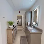 Great Location 1 Bedroom Sleeps 4 Holiday home *