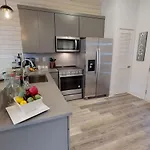 Great Location 1 Bedroom Sleeps 4