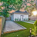 The Urban Farmhouse - Hot Tub & Bocce Ball!