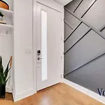 Vogue Life Trendy 4br House Ensuites *
