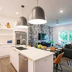 Vogue Life Trendy 4br House Ensuites Apartment