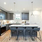 Spacious W Rooftop Deck And Mural! 10 Min 2 Dt Holiday home Nashville