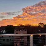 Spacious W Rooftop Deck And Mural! 10 Min 2 Dt Holiday home