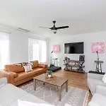 Holiday home New! Beautiful Murals, Rooftop Deck & Karaoke! Nashville