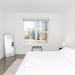 New! Beautiful Murals, Rooftop Deck & Karaoke! Holiday home