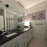 New! Beautiful Murals, Rooftop Deck & Karaoke! Holiday home *