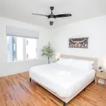 Holiday home New! Beautiful Murals, Rooftop Deck & Karaoke! *