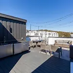 New! Beautiful Murals, Rooftop Deck & Karaoke! *