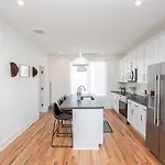 New! Beautiful Murals, Rooftop Deck & Karaoke! Holiday home