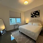 New! Beautiful Murals, Rooftop Deck & Karaoke! Holiday home Nashville