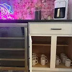 New! Beautiful Murals, Rooftop Deck & Karaoke! Holiday home
