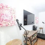 Holiday home New! Beautiful Murals, Rooftop Deck & Karaoke! *