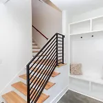 New! Beautiful Murals, Rooftop Deck & Karaoke! Holiday home Nashville
