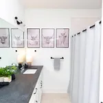 Holiday home New! Beautiful Murals, Rooftop Deck & Karaoke! Nashville