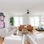 Holiday home New! Beautiful Murals, Rooftop Deck & Karaoke!