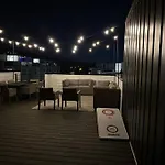New! Beautiful Murals, Rooftop Deck & Karaoke! * Nashville