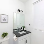 New! Beautiful Murals, Rooftop Deck & Karaoke! Holiday home