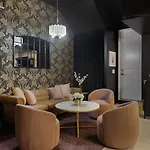 Bourbon & Bubbles - Rooftop Hot Tub & Speakeasy Holiday home
