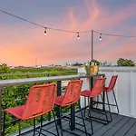 Bourbon & Bubbles - Rooftop Hot Tub & Speakeasy *
