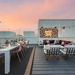 Bourbon & Bubbles - Rooftop Hot Tub & Speakeasy Nashville
