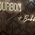 Bourbon & Bubbles - Rooftop Hot Tub & Speakeasy Holiday home