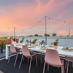 Holiday home Bourbon & Bubbles - Rooftop Hot Tub & Speakeasy *