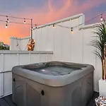 Bourbon & Bubbles - Rooftop Hot Tub & Speakeasy Nashville