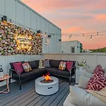 Bourbon & Bubbles - Rooftop Hot Tub & Speakeasy Holiday home