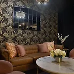 Bourbon & Bubbles - Rooftop Hot Tub & Speakeasy Holiday home *