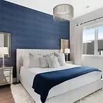 The Bluebell - Rooftop Lounge With Hot Tub Holiday home