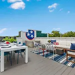 The Bluebell - Rooftop Lounge With Hot Tub Holiday home *
