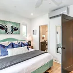 11 Beds 6 Full Baths 5 Minutes To Downtown Holiday home *