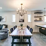 11 Beds 6 Full Baths 5 Minutes To Downtown *