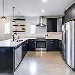 Holiday home 11 Beds 6 Full Baths 5 Minutes To Downtown *