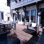 Minutes To Downtown Huge Outdoor Deck Hot Tub