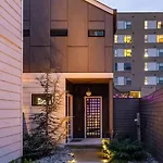 Holiday home Luxury House - Heated Pool - In The Gulch - Walk Anywhere