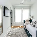 11 Beds 6 Full Baths 5 Minutes To Downtown Holiday home