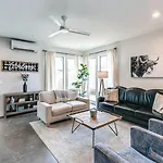 11 Beds 6 Full Baths 5 Minutes To Downtown Holiday home