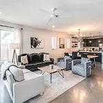 11 Beds 6 Full Baths 5 Minutes To Downtown