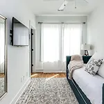 11 Beds 6 Full Baths 5 Minutes To Downtown Holiday home *