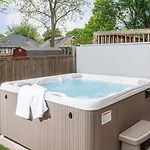 Minutes To Downtown Huge Outdoor Deck Hot Tub Holiday home *
