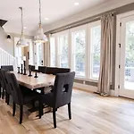 Minutes To Downtown Huge Outdoor Deck Hot Tub Holiday home Nashville