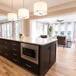 Minutes To Downtown Huge Outdoor Deck Hot Tub Holiday home *