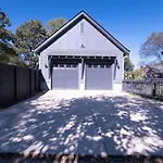 Minutes To Downtown Huge Outdoor Deck Hot Tub