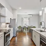Gorgeous Rooftop Deck 3 Bdrs 3 Baths Holiday home *