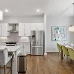 Gorgeous Rooftop Deck 3 Bdrs 3 Baths Holiday home *